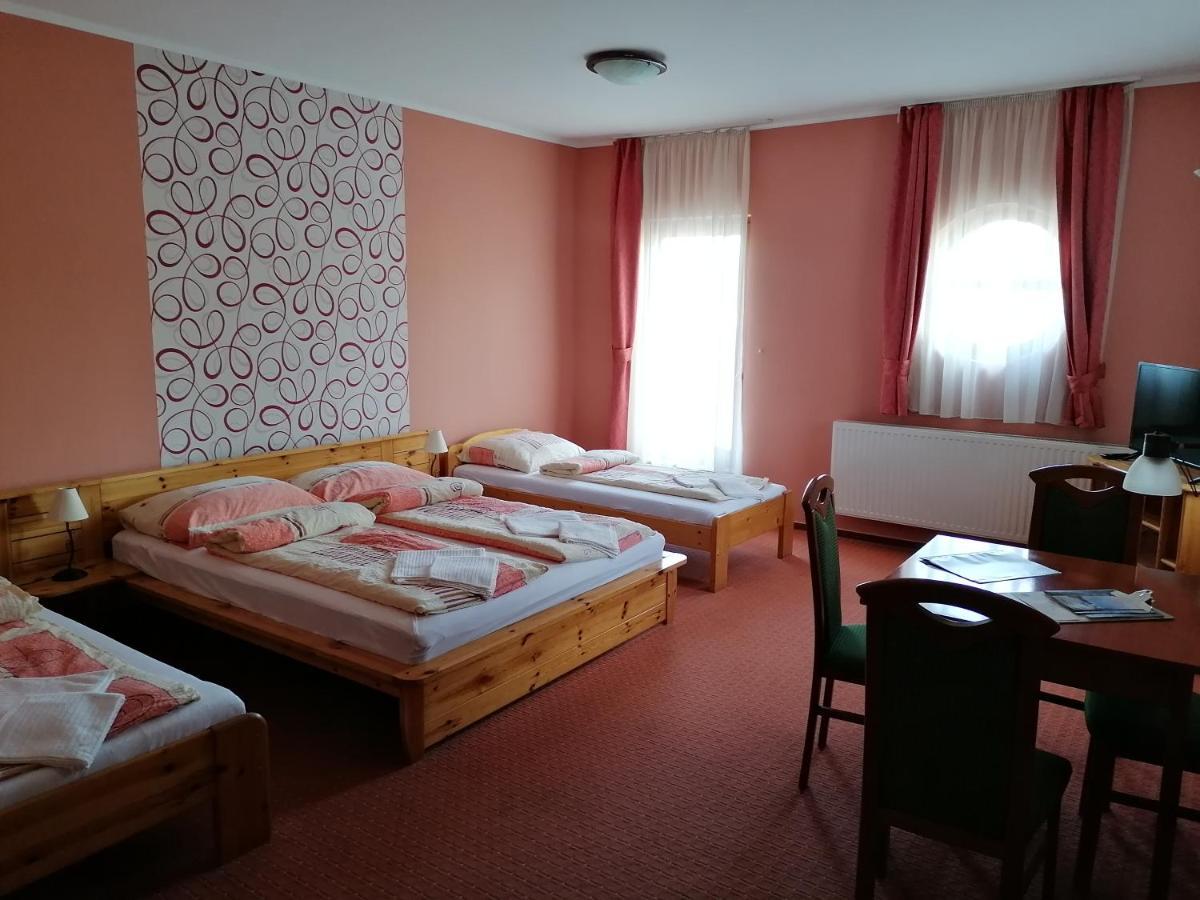 Medgyaszay Panzio Bed & Breakfast Нагиканиша Екстериор снимка